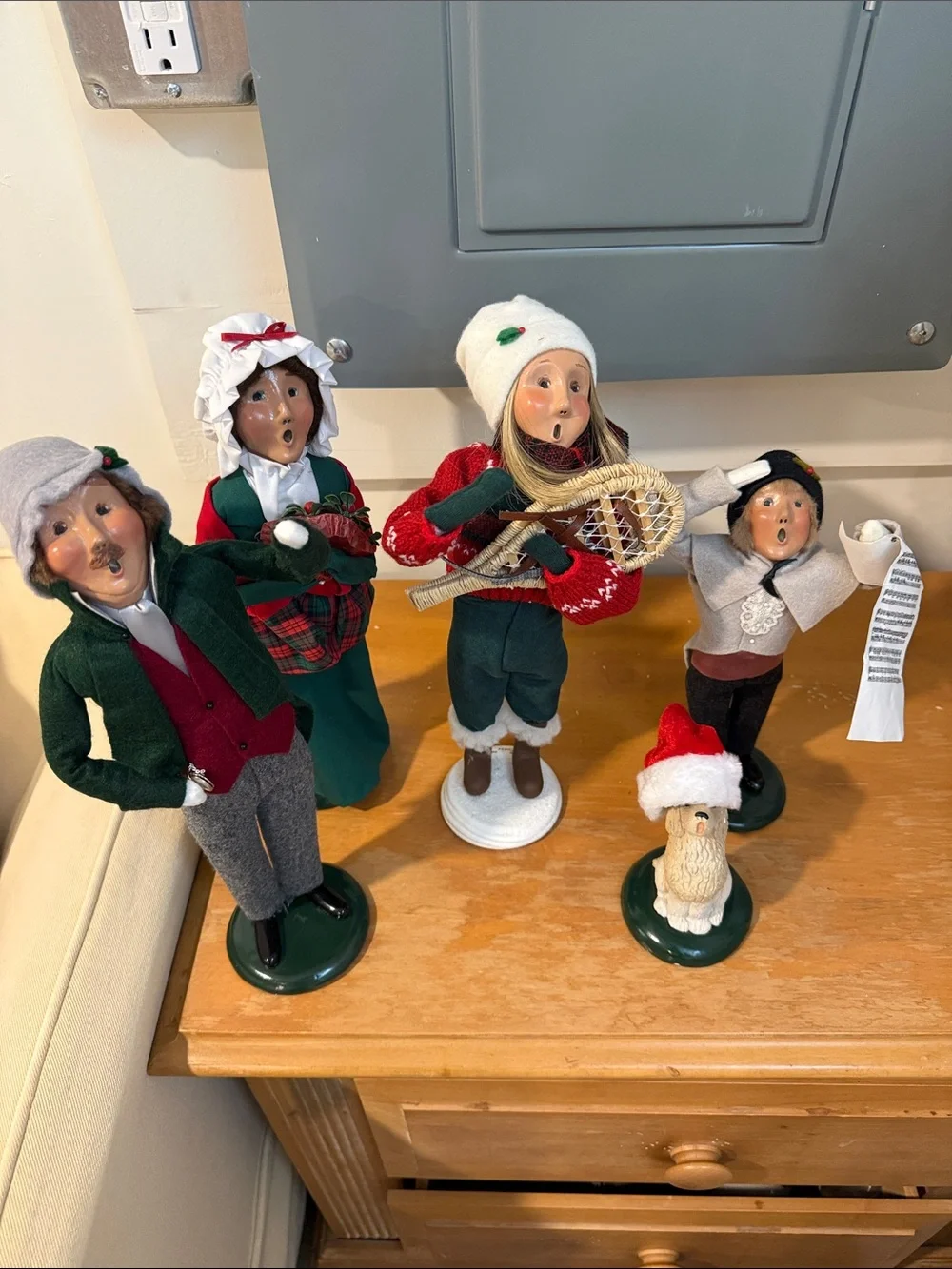 Byers choice Holiday Caroler Figurine Set - Green and Red